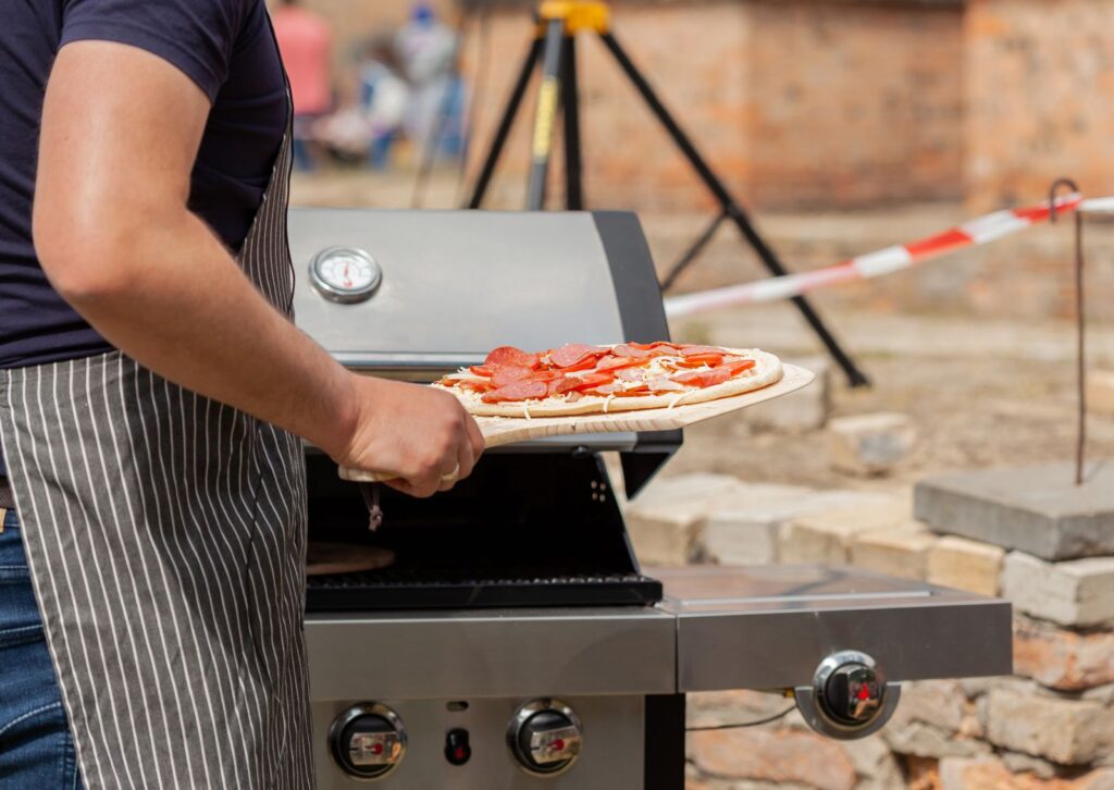 Pizza på pizzaspade klar til ovnen