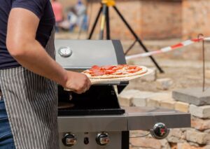 Pizza på pizzaspade klar til ovnen