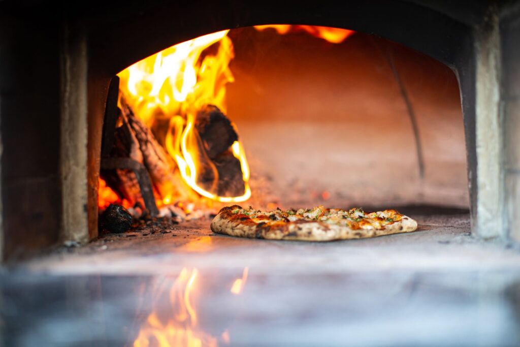 Pizza på sten i ovn med høj varme