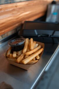 Sprøde pommes frites med dip