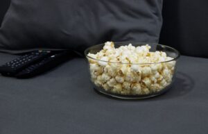 Skål med popcorn