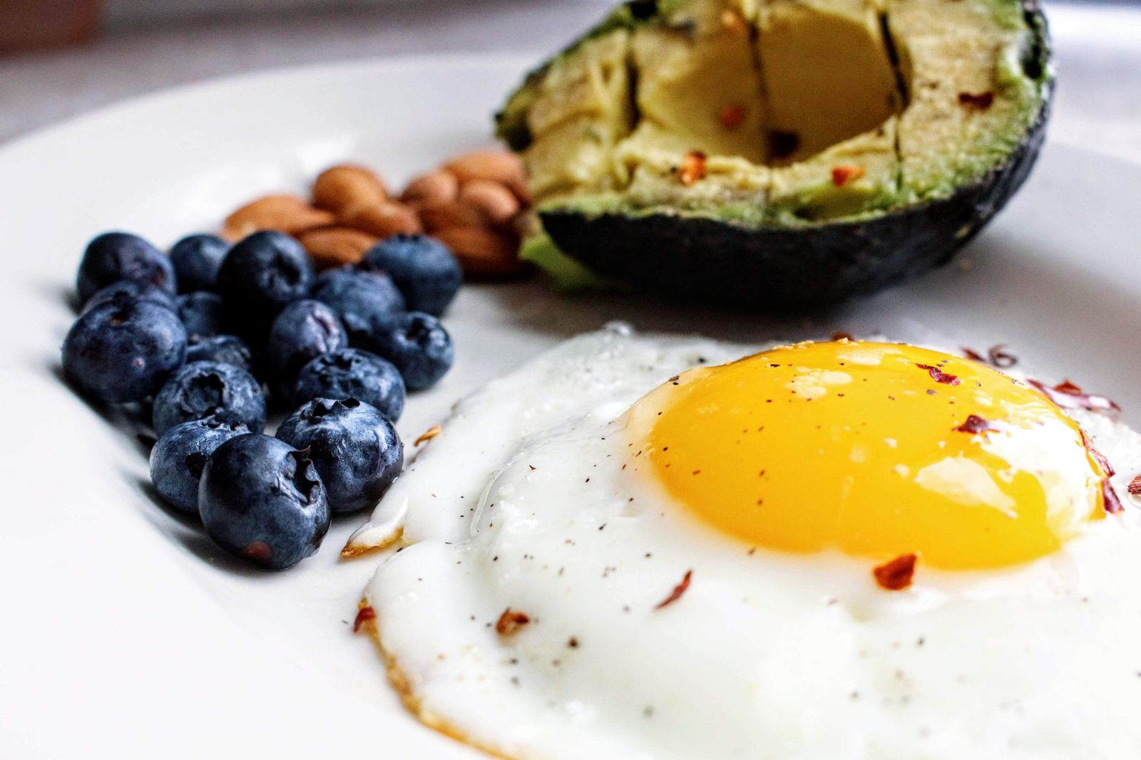 Proteinrig mad på bord – æg, kød, bælgfrugter og mejeriprodukter