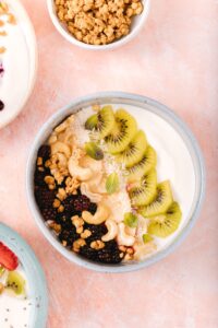 Vegetarisk bowl med æg, bælgfrugter og grønt