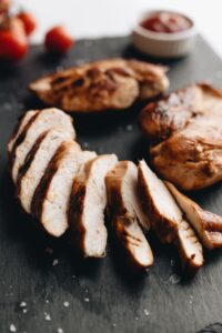 Let måltid med kylling og salat på tallerken