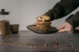 Stak pandekager med bær på tallerken