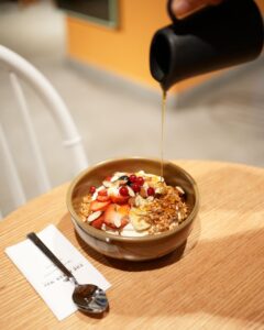 Dessertskål med skyr, bær og chokolade