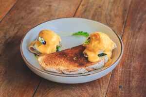 Morgenbord med æg, skyr og fuldkornsbrød