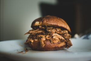 Pulled pork trækkes med gafler