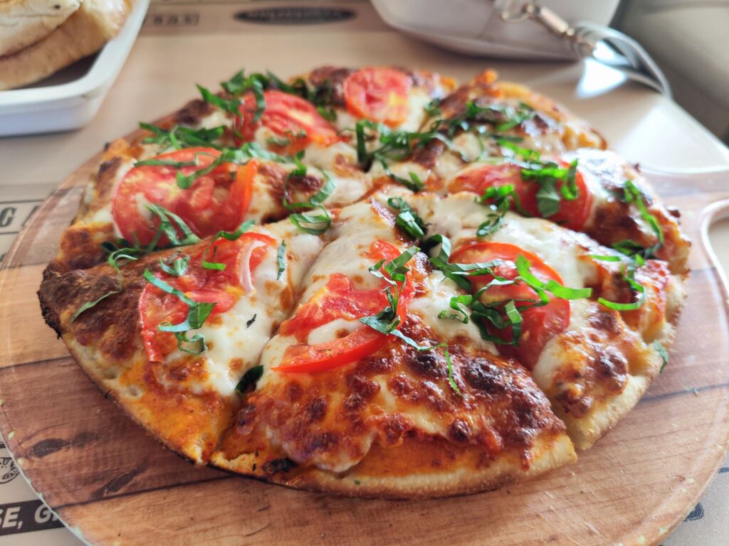 Pizza med fire felter af topping