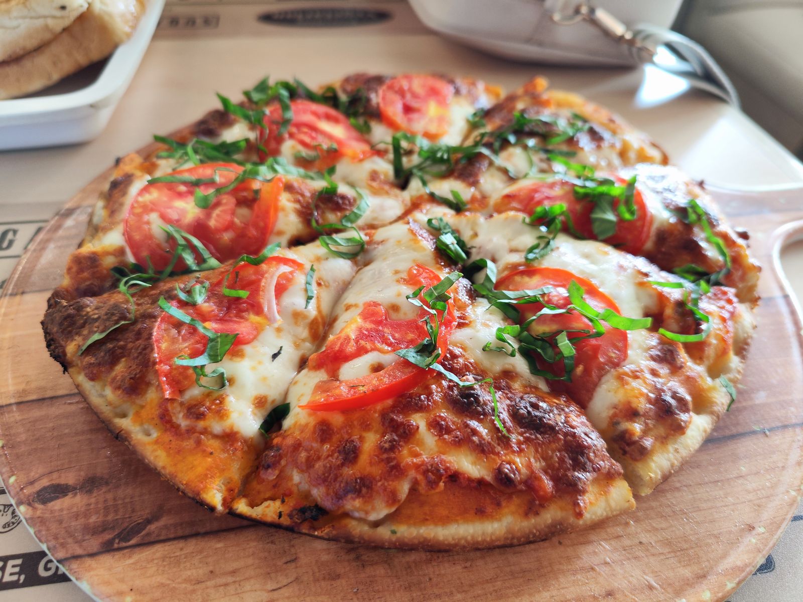 Pizza med fire felter af topping