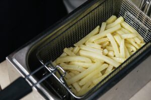 Airfryer skilles ad til rengøring