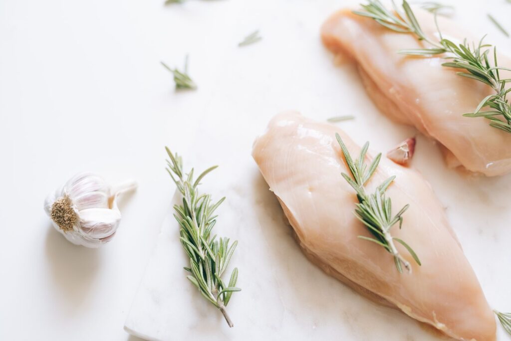 Kødboller i tomatsauce i gryde på komfur