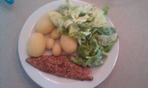 Røget pebermakrel med nye kartofler og sommersalat
