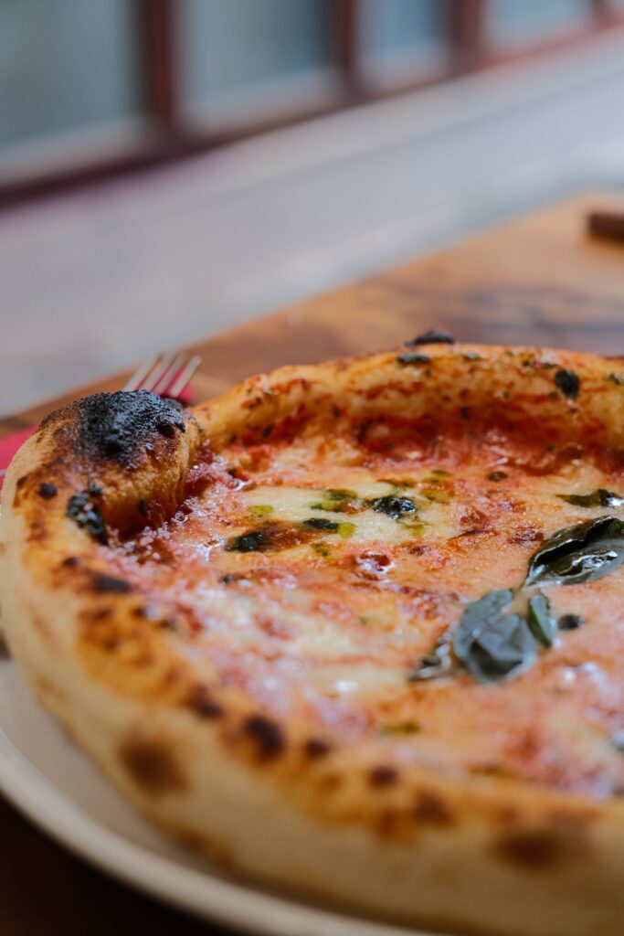 Tynd sprød pizza med topping