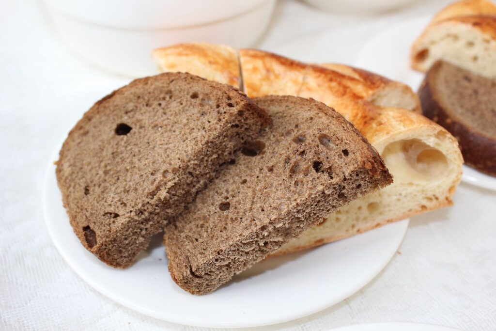 Rugbrød med kerner i skiver