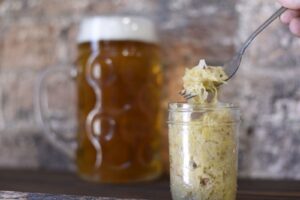 Hjemmelavet sauerkraut i glas