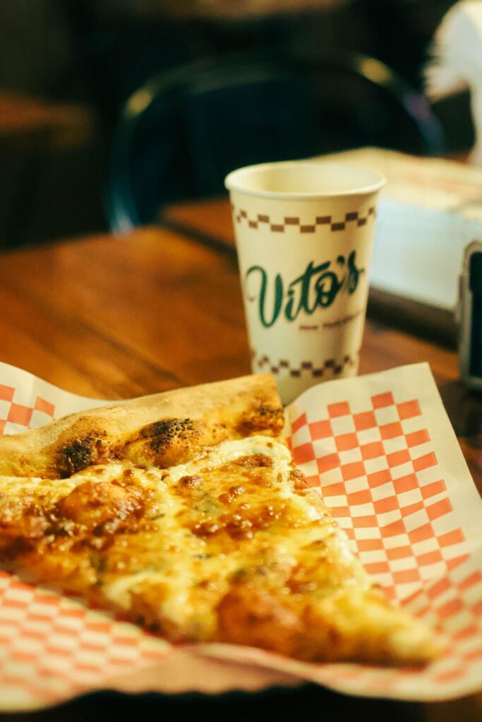 Tyk firkantet pizza med topping