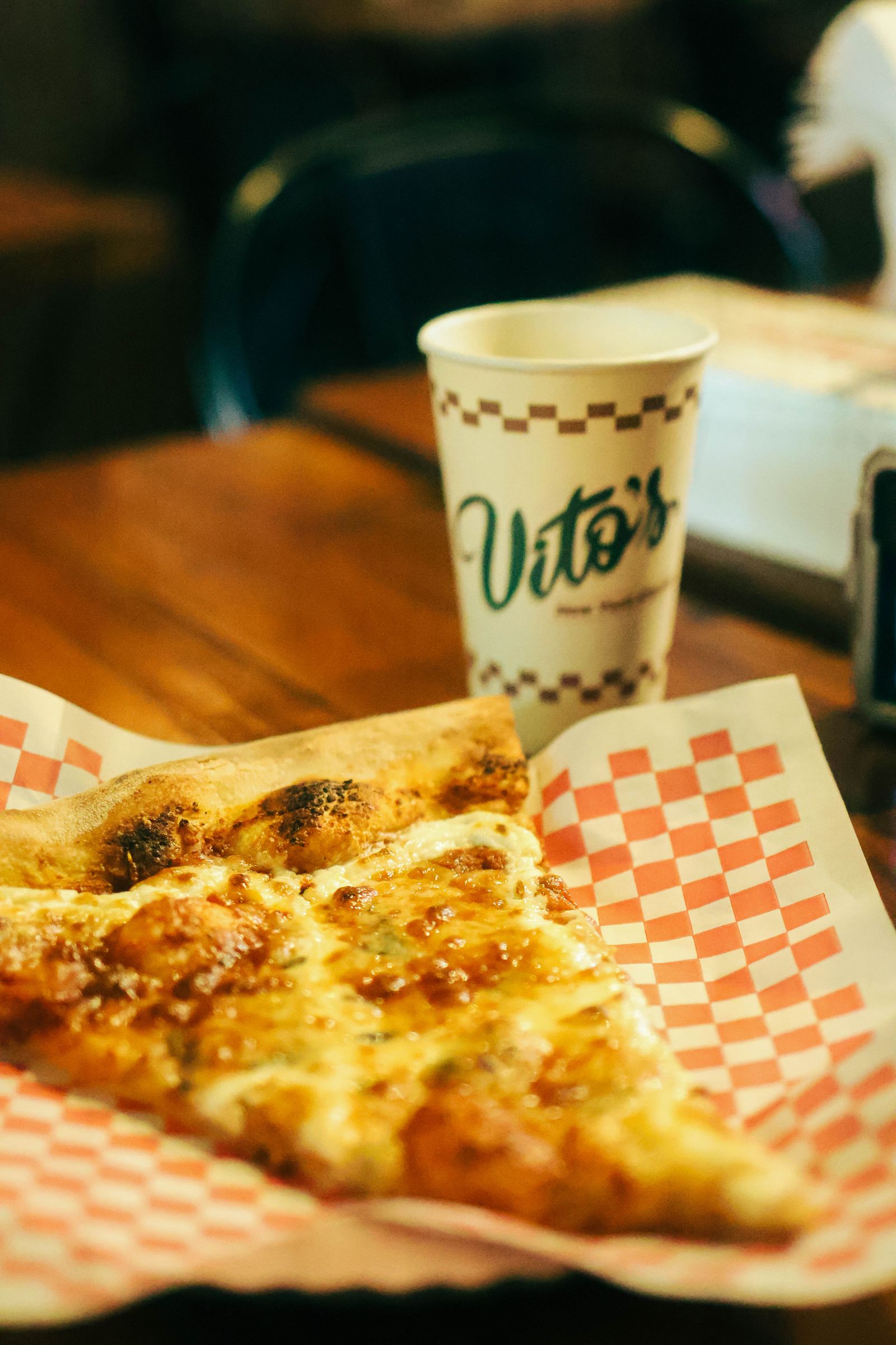 Tyk firkantet pizza med topping