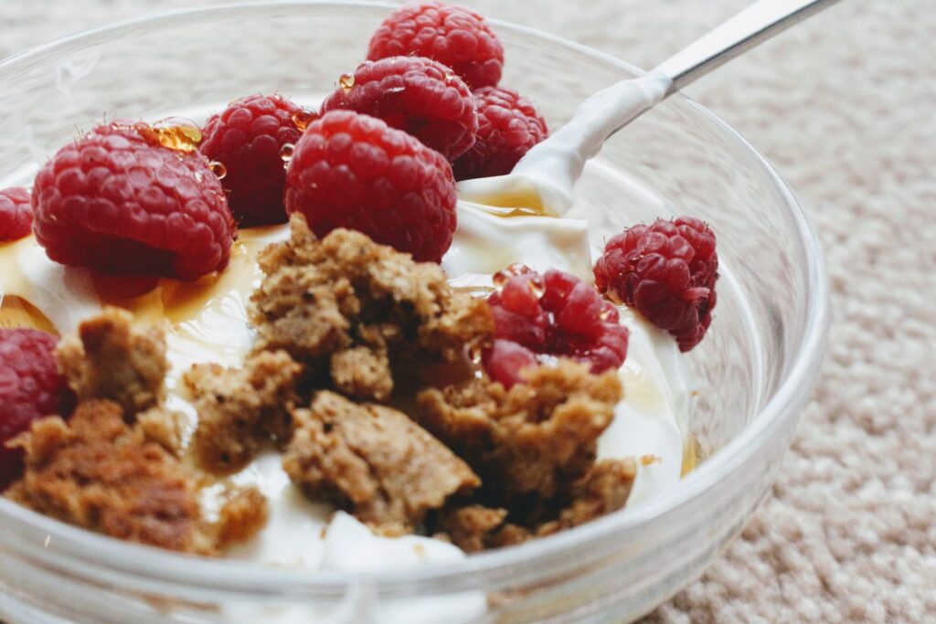 Skyr-bowl med bær, müsli og nødder