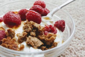 Skyr-bowl med bær, müsli og nødder