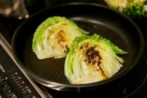 Grillet spidskål med forkullede snitflader