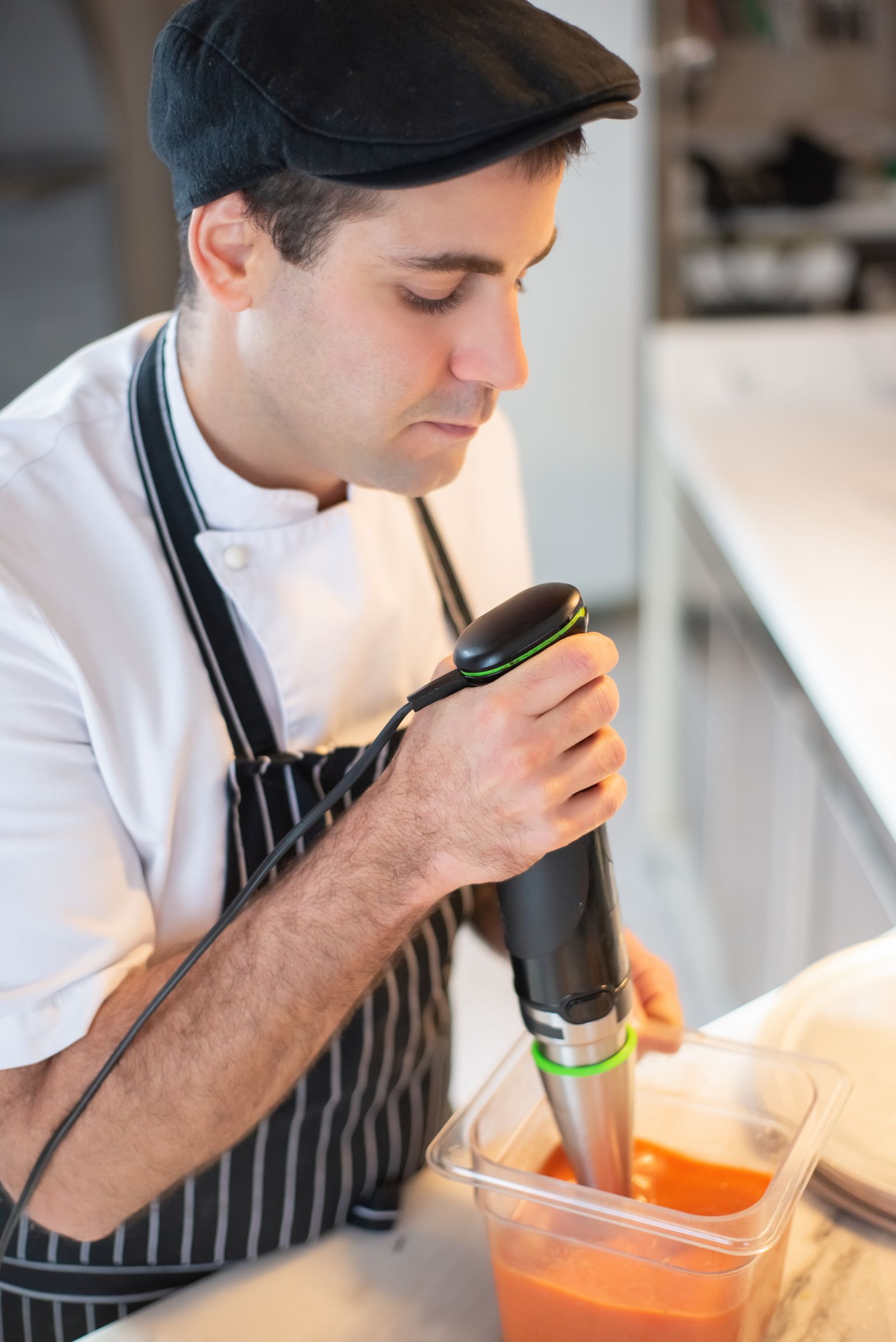 Stavblender blender suppe i gryde