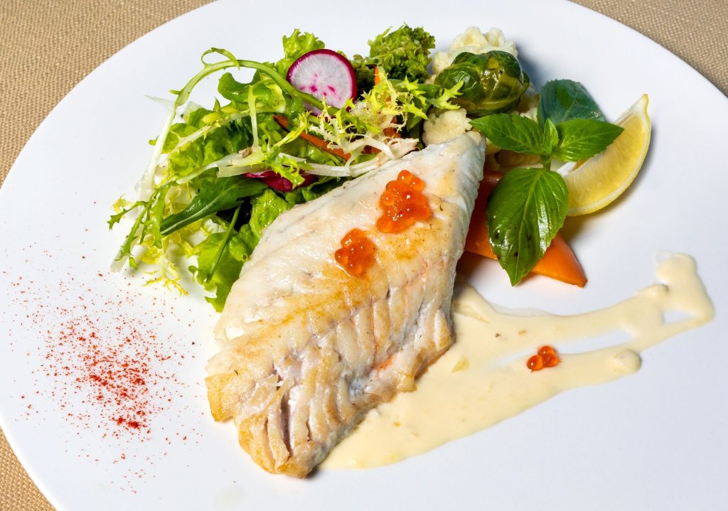 Stegt torskefilet på aspargesfrikassé