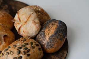 Nybagte surdejsboller på rist