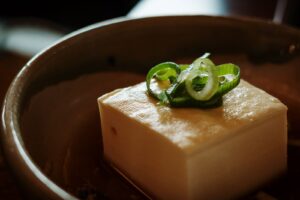 Skiver af stegt tempeh med krydderier på tallerken