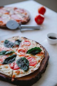 Mel drysses over pizzabord