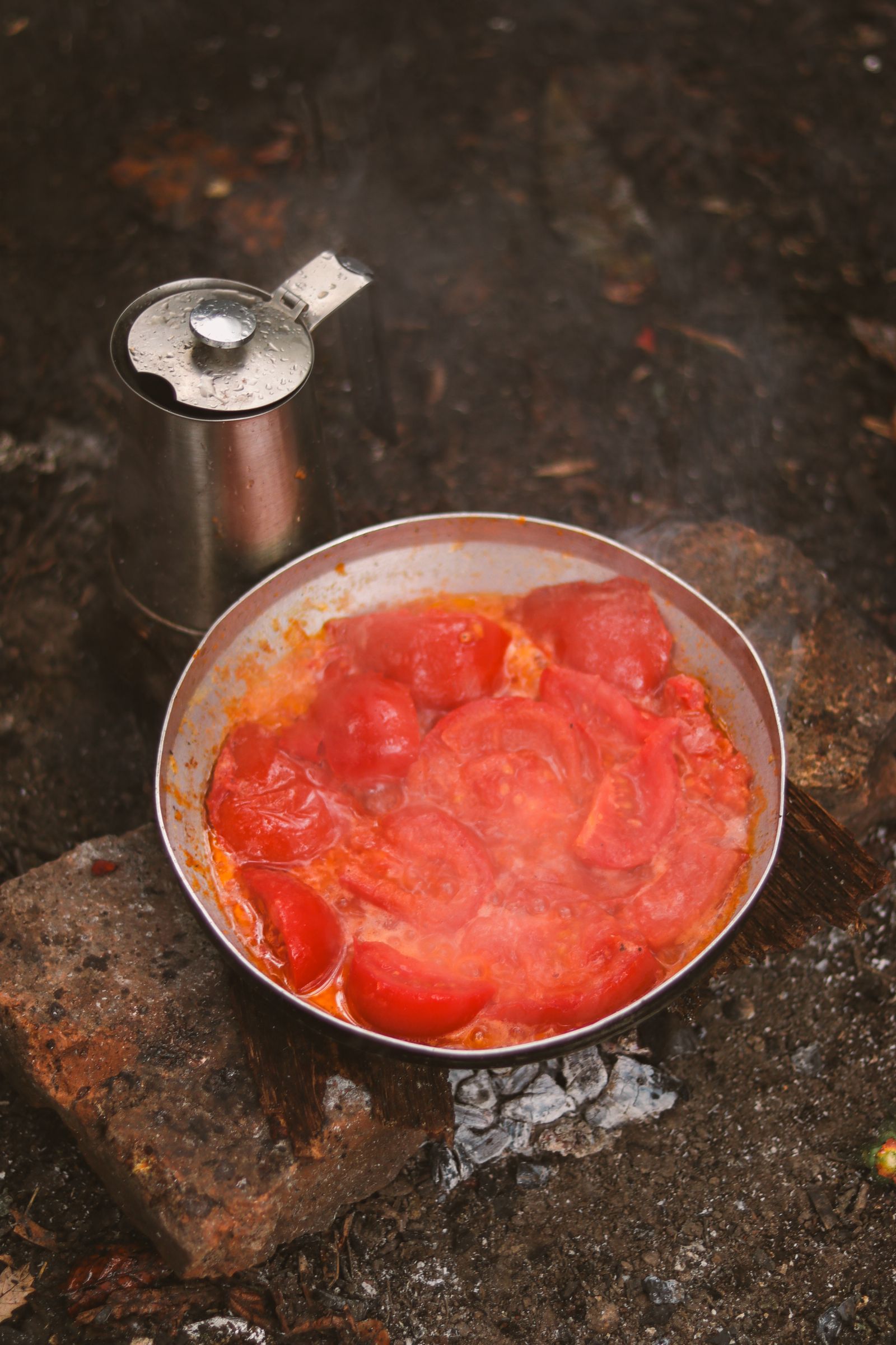Tomatsauce røres i skål