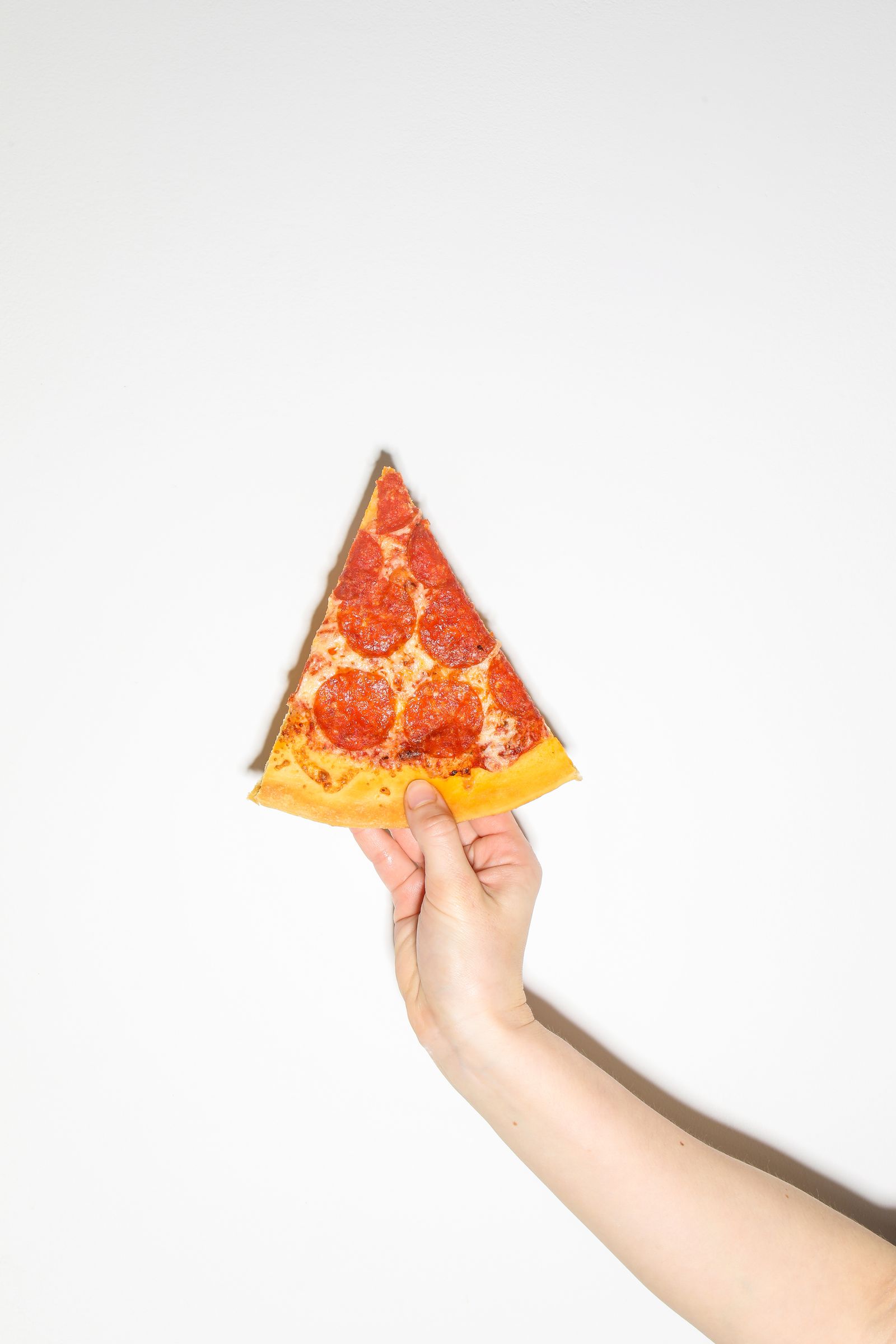 Pizza toppes med friske ingredienser