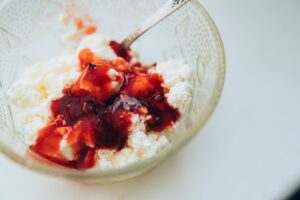 Tunsalat med grønt i skål på frokostbord