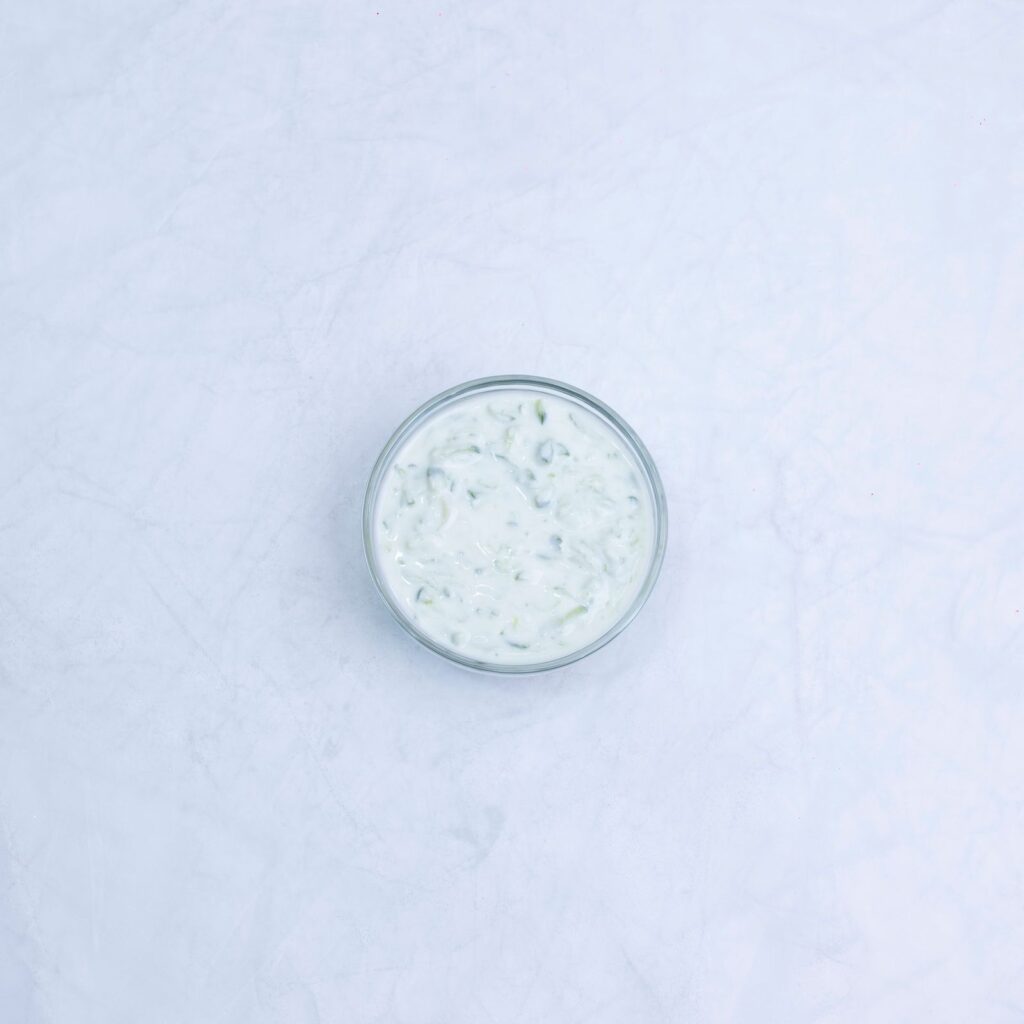 Hjemmelavet tzatziki med agurk
