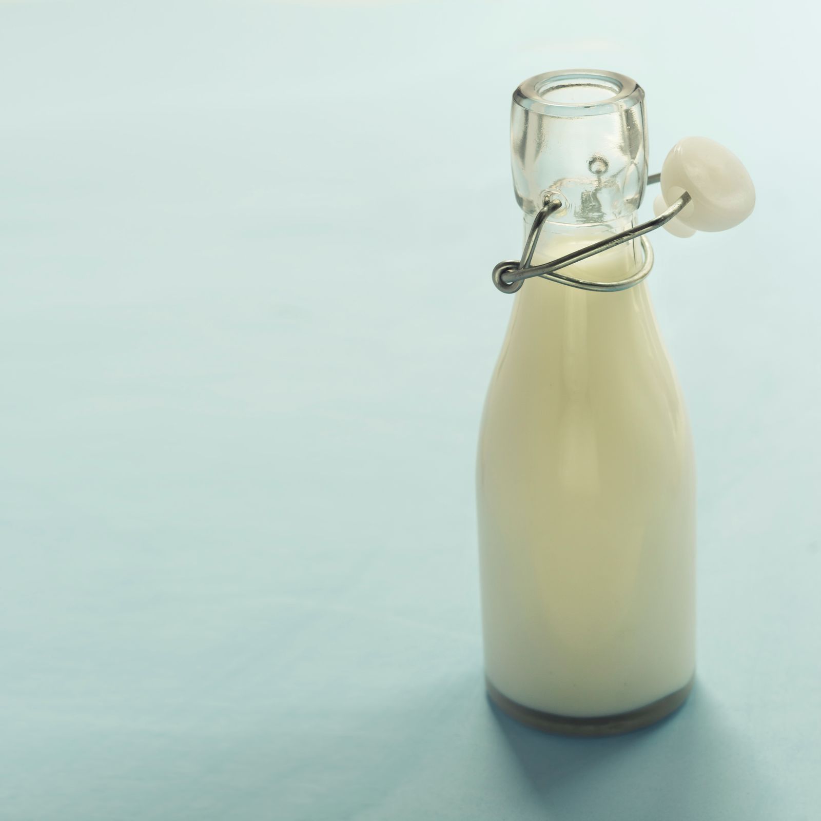 Vandkefir med kefirkorn i glas