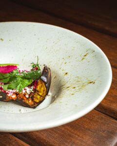 Vegetarisk aftensmad med grønt og bælgfrugter