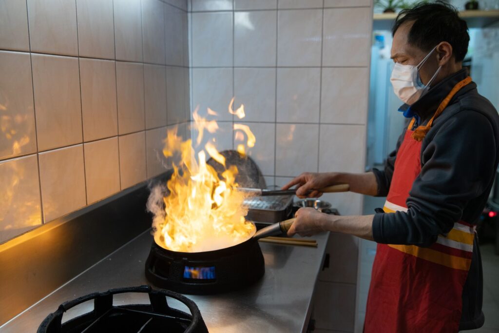 Wok med flammer og grøntsager
