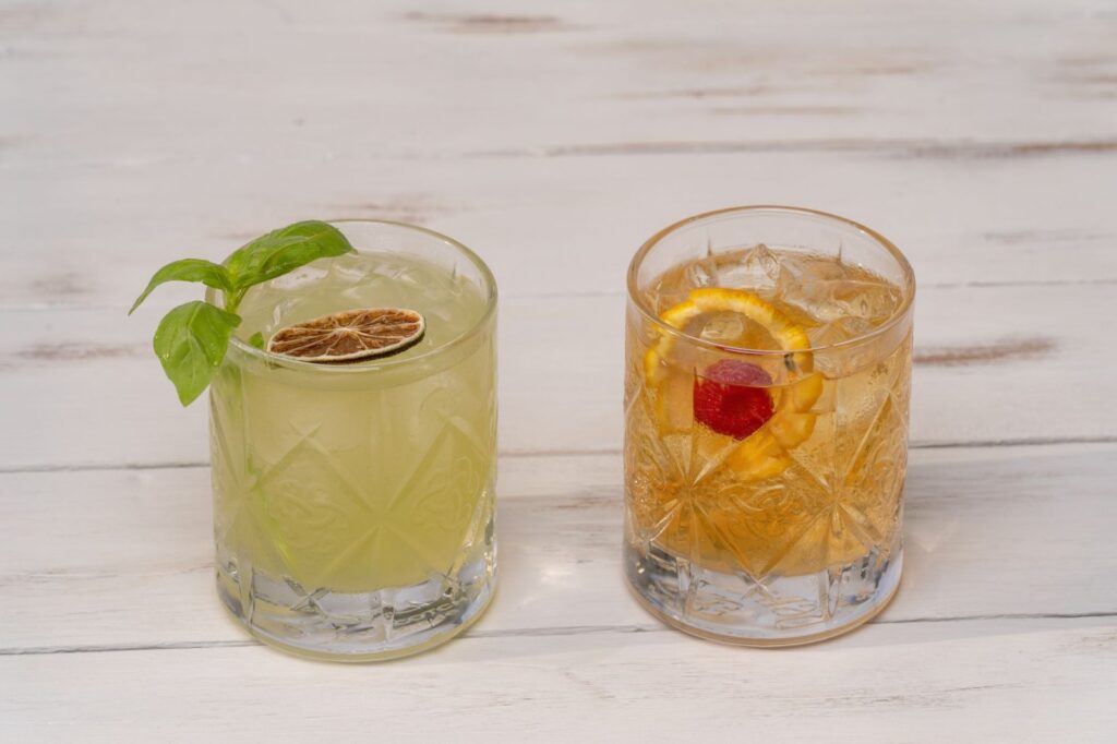 To alkoholfri drinks i krystalglas på et lyst bord – juice pairing