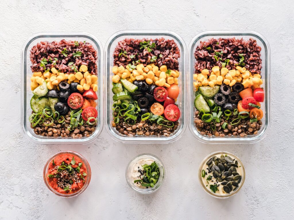 Meal prep i glasbokse med grøntsager, kikærter og salat – september reset