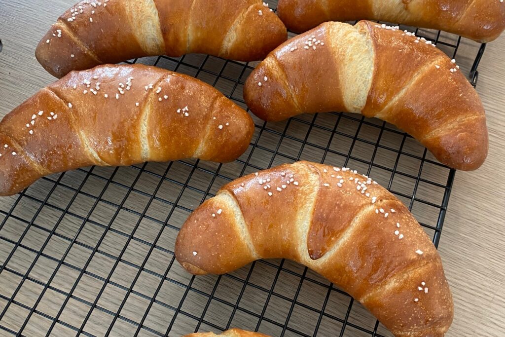 Sogeum-ppang – koreanske saltbrød med flagesalt på en bagerist