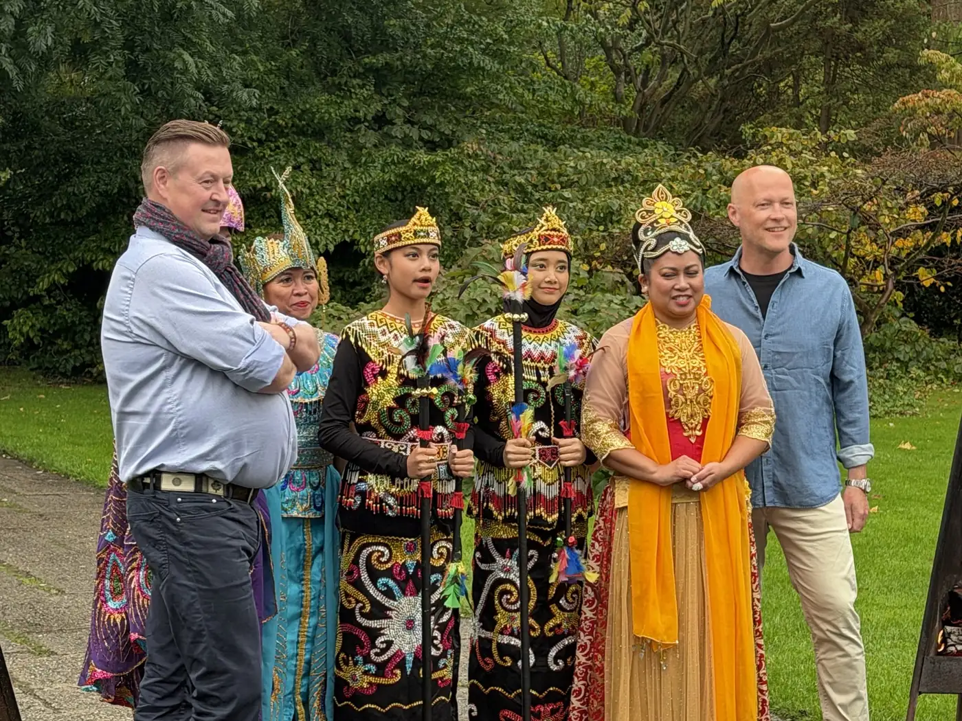 Gruppefoto med kokkene og de optrædende ved premieren på Bali på Menuen