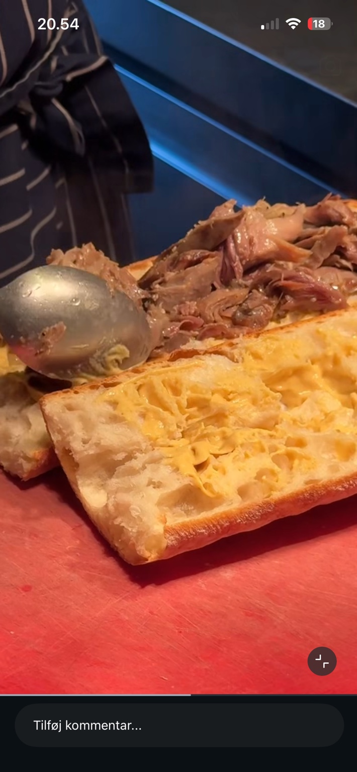 Confiteret and fordeles på brødet under tilberedningen af BISTRO 59 / XO