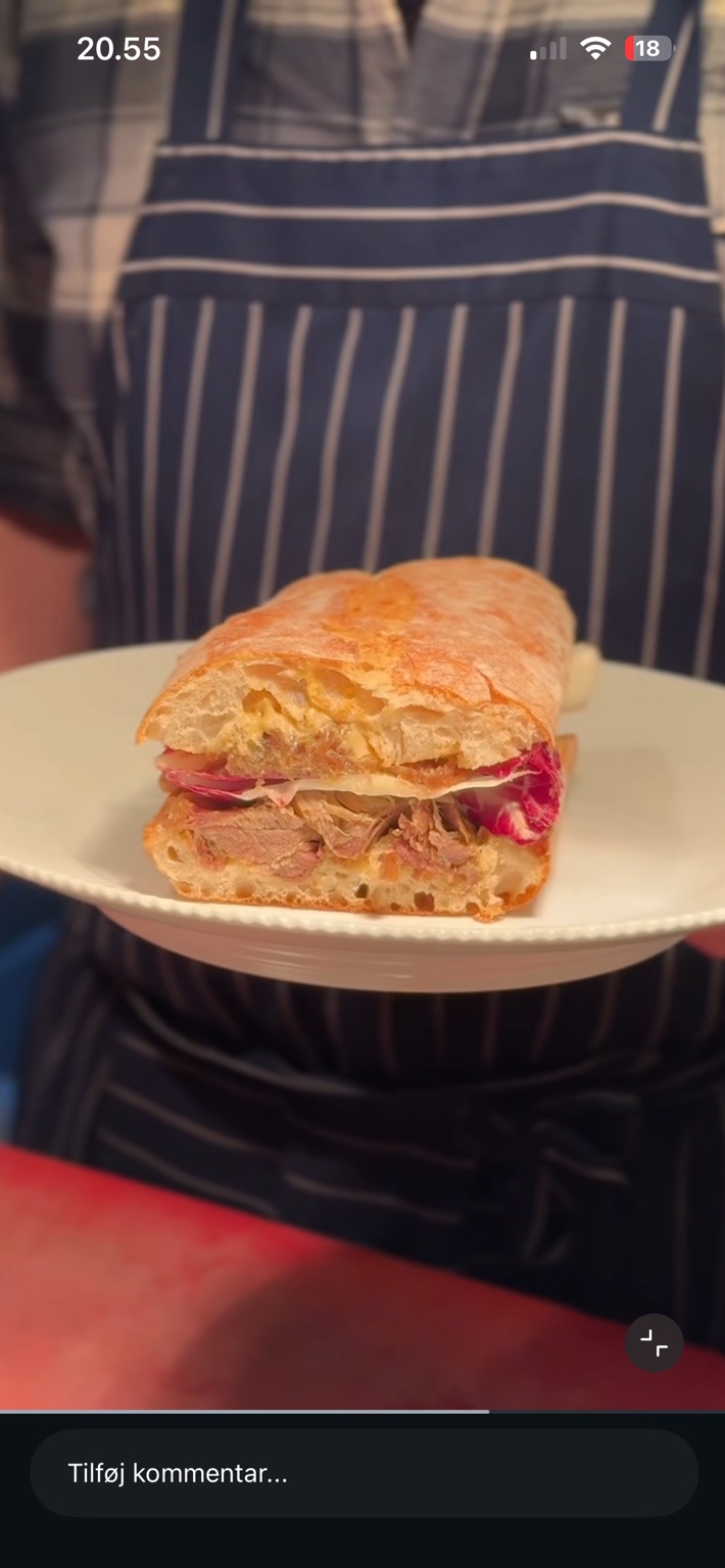 BISTRO 59 / XO-sandwich med and og radicchio serveret på en tallerken