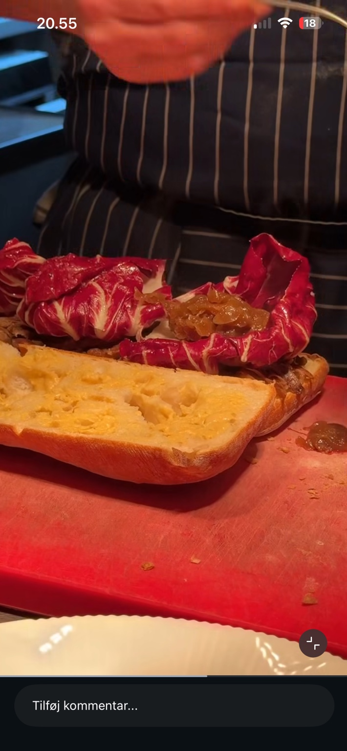 Sandwichen samles med radicchiosalat og løgchutney oven på anden