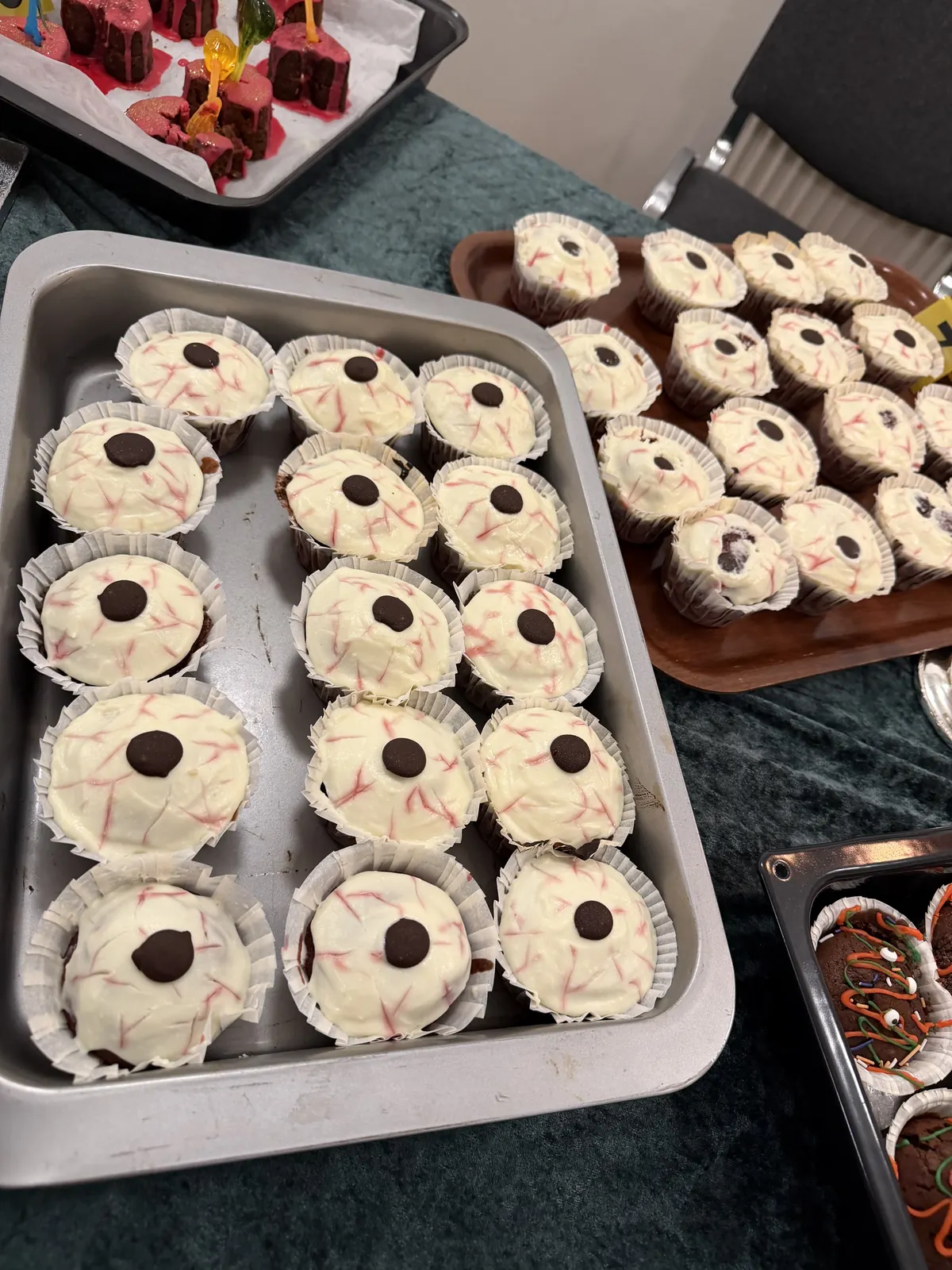 Muffins dekoreret som øjne med lys topping, mørke pupiller og røde årer.
